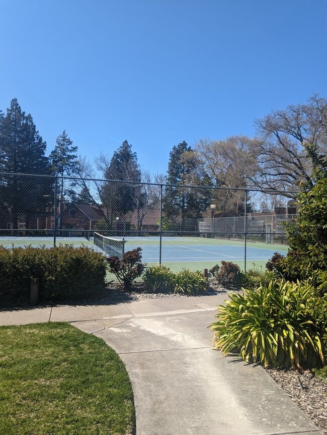 Building Photo - Updated 3 bedroom 2 bathroom Bennett Valle...