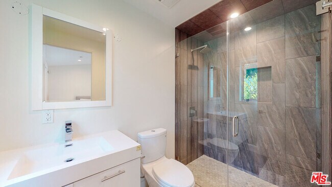 Building Photo - 547 N W Knoll Dr