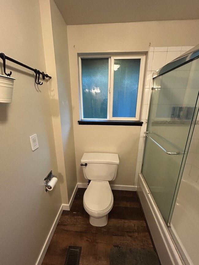 Building Photo - 5 bed, 2 bath Covington Home w/2-car garag...