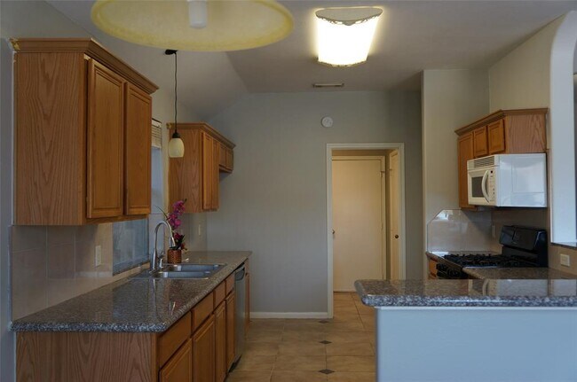 Building Photo - 3403 Stratford Manor Dr