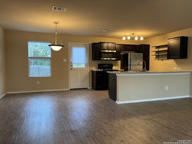 Building Photo - 6207 Golden Valley Dr