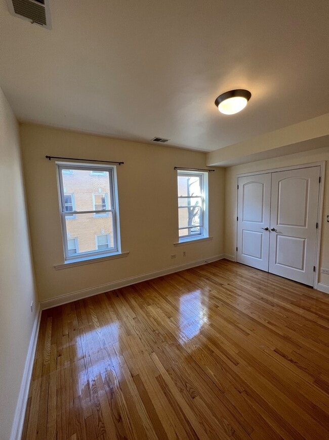 Building Photo - 7411 N Hoyne Ave
