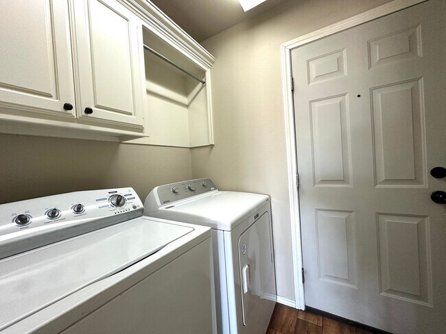 Building Photo - Gorgeous 3-bedroom minutes from 82nd & Uni...