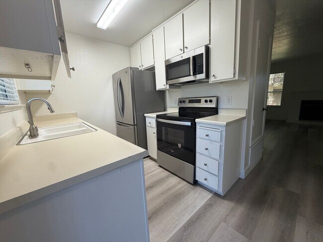 Building Photo - Beautiful 2 bedroom 1 bath Available today! Apply today!