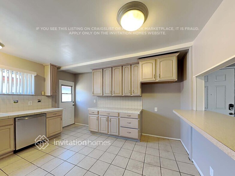 Building Photo - 852 N Parkside Dr
