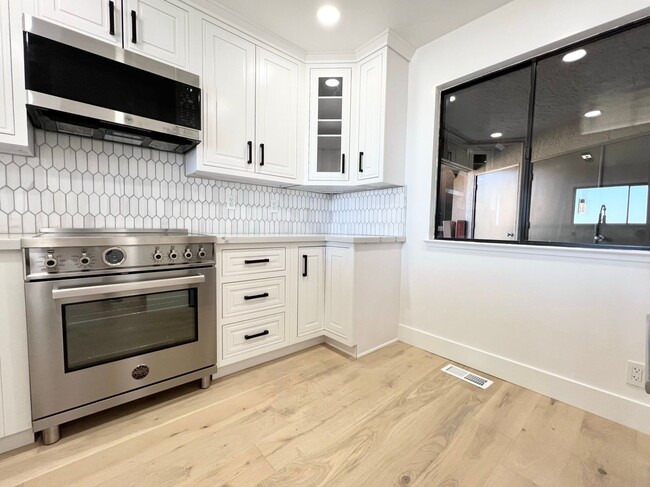 Building Photo - Beautifully Remodeled Condo with OCEAN VIE...