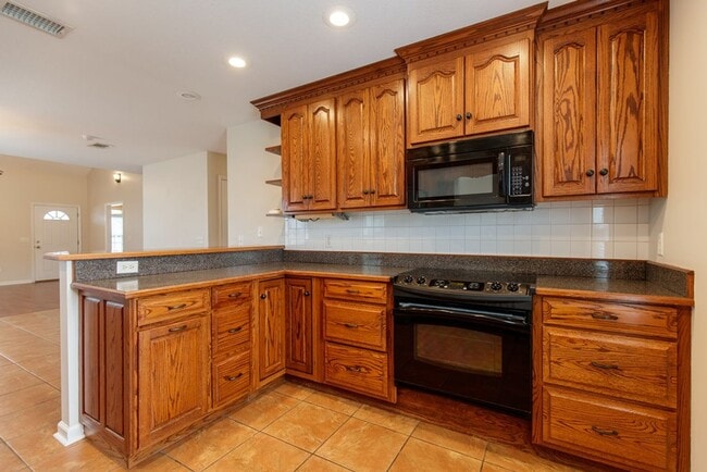 Building Photo - Luxurious 3 Bed/2 Bath Home with Modern Am...