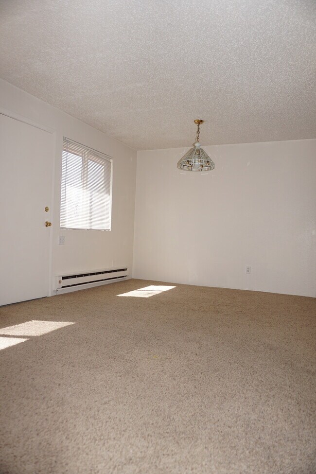 Building Photo - Spacious 2 Bedroom Condo