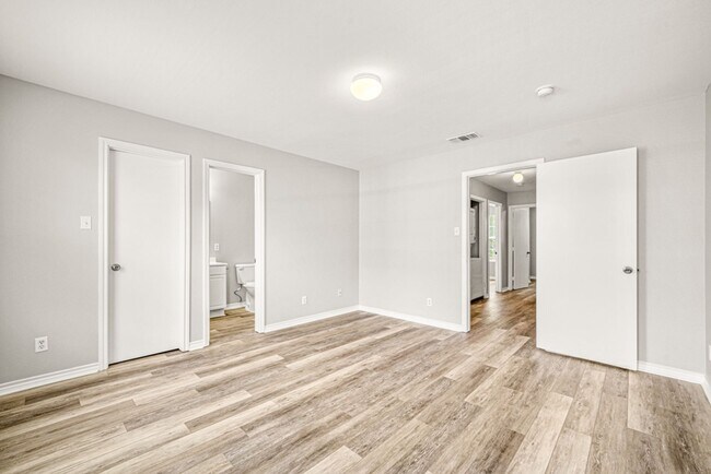 Building Photo - 7811 Kingsbury Wood
