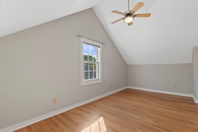 Building Photo - 4918 N Berkeley Blvd