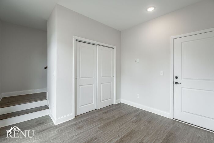 Building Photo - 5737 Sofias Cir