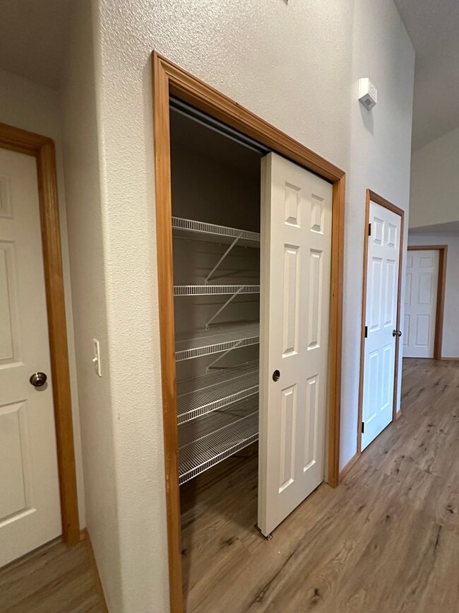 Building Photo - Lovely SE Single Story 3 Bedroom Home with Office!