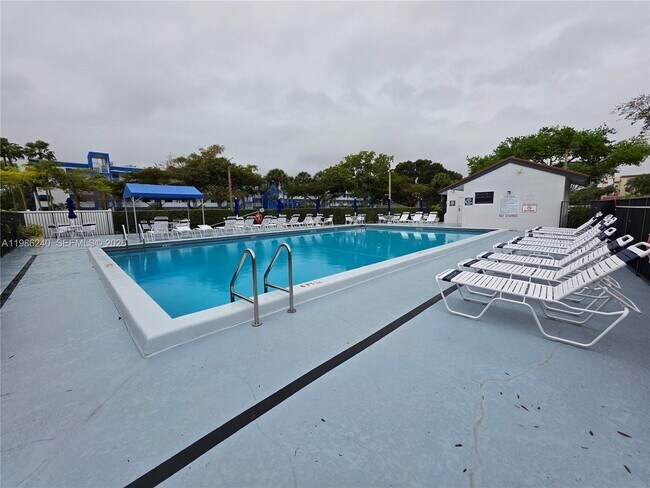 Building Photo - 4725 Lucerne Lakes Blvd E