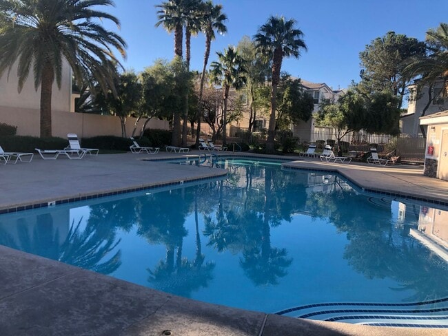 Building Photo - 3 BEDROOM & 2.5 BATH TOWNHOME LOCATED IN G...