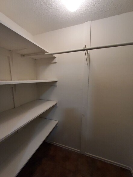 Building Photo - 5046 Gray Dr