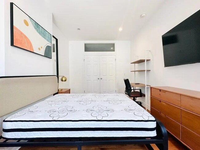 Building Photo - Furnished room/NOT APARTMENT