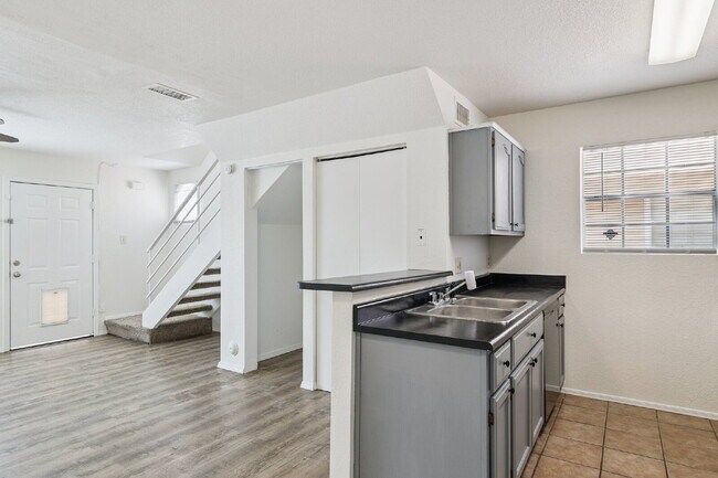 Building Photo - 2BR/1BA Townhome, Broadway & Alma School