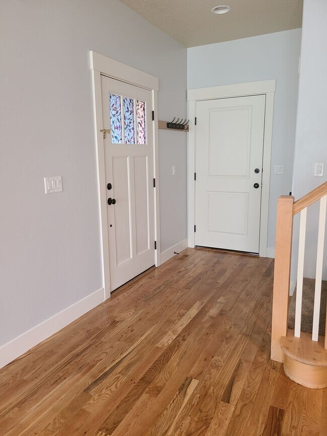 Building Photo - Clean and ready to go 3 bedroom home