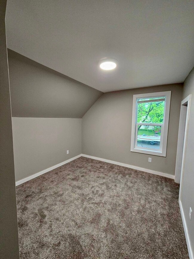 Building Photo - 725 W Cavour Ave