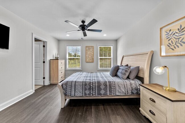 Building Photo - Salisbury Townhome w/ Garage