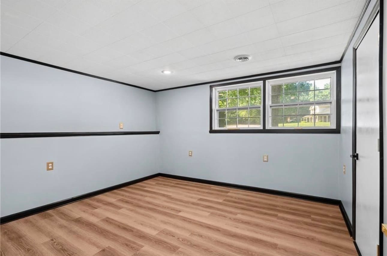 Building Photo - 6809 Lakeshore Dr