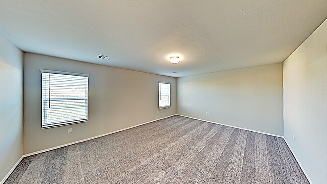 Building Photo - *MOVE IN SPECIAL: 2nd Month's Rent FREE, C...