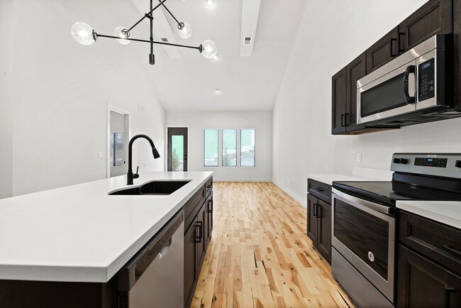 Building Photo - Two Bedroom Twin Villa with Attached 1-Car...