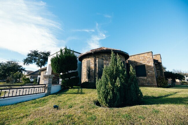 Building Photo - 302 Lake Clark Ct