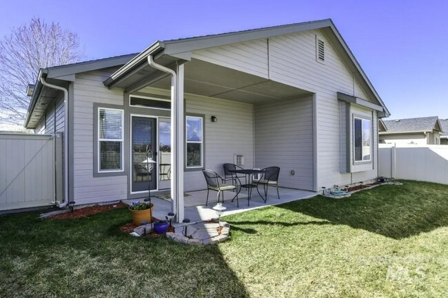Building Photo - Exceptionally maintained Single level 3 bedroom home available soon!