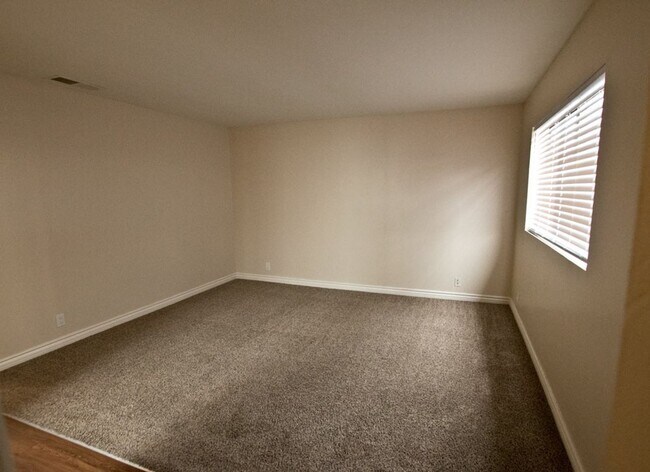 Building Photo - Beautiful 4BR/3 Full BA single family home with large yard