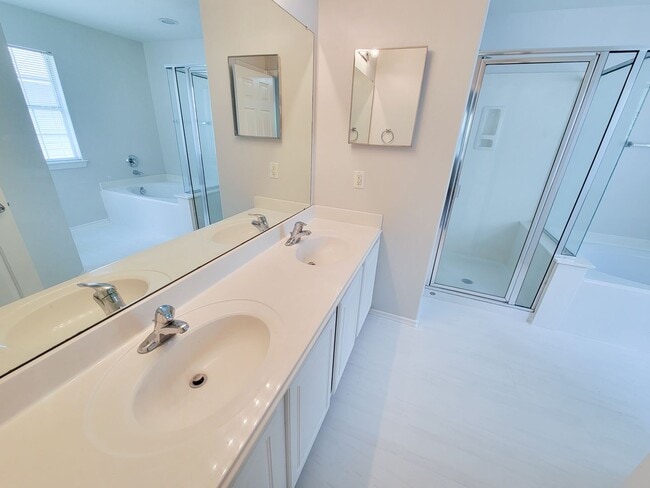 Building Photo - BEAUTIFUL 3 BEDROOM 2 BATH TOWNHOME THAAT ...