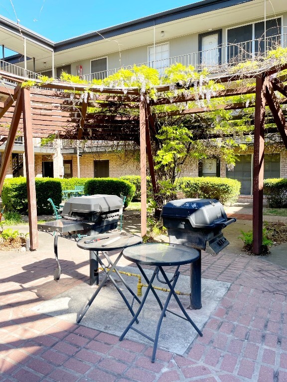 Building Photo - 2425 Ashdale Dr
