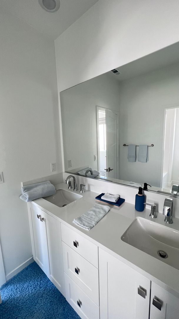 Building Photo - Beautiful furnished 4 bedroom Townhouse!