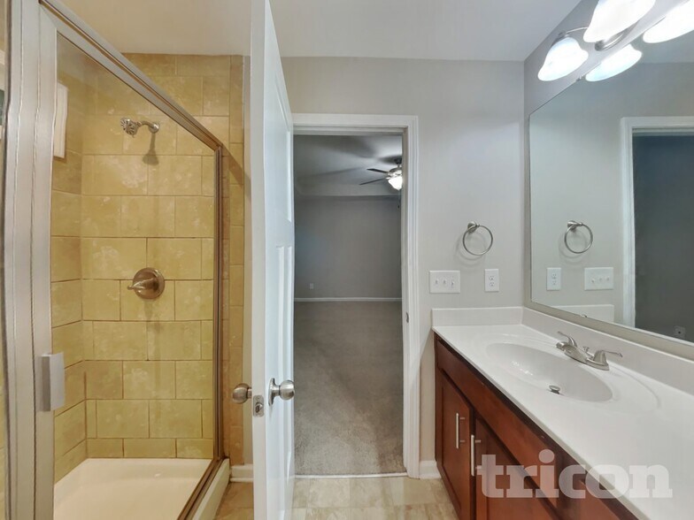 Building Photo - 877 Juno Dr