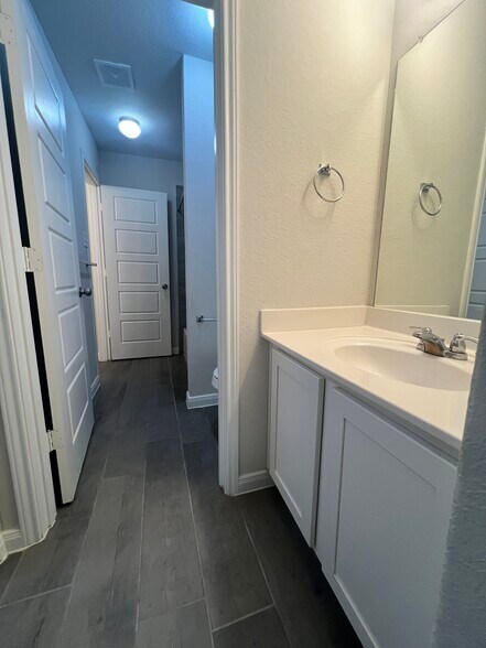 Bedroom 2 and 3 shared bathroom - 603 Hirsch Trl