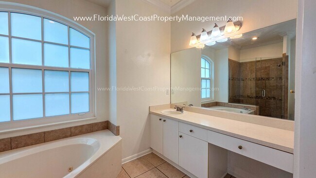 Building Photo - CUTE AND SPACIOUS 3 BEDROOM/ 2 BATH POOL HOME! NORTH PALMETTO! PET FRIENDLY!