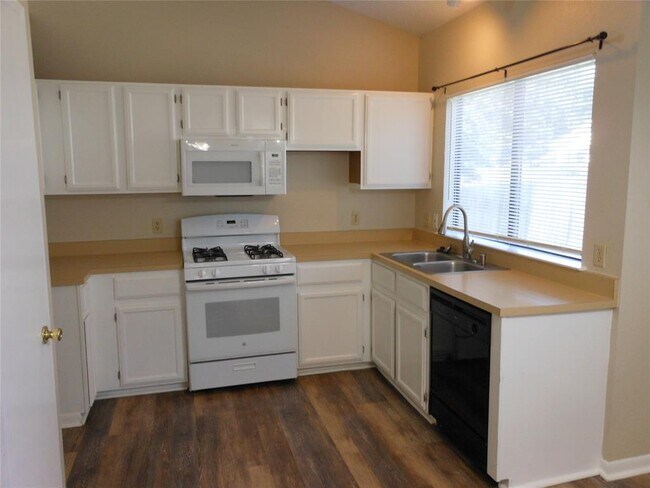 Building Photo - 8402 Siskin Cove