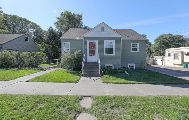Primary Photo - 915 E Ave E