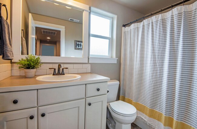 Building Photo - Modern 4-bdr with two Master Suites & Moun...