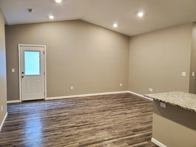 Building Photo - 420 S Longbranch Dr