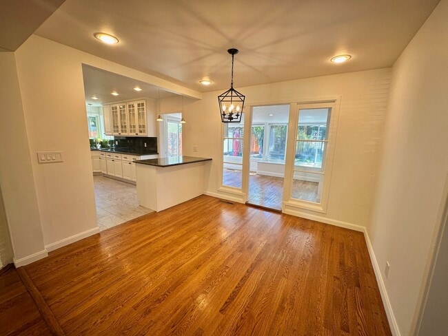 Building Photo - Charming 2 Bed 1.5 Bath in Redwood City!