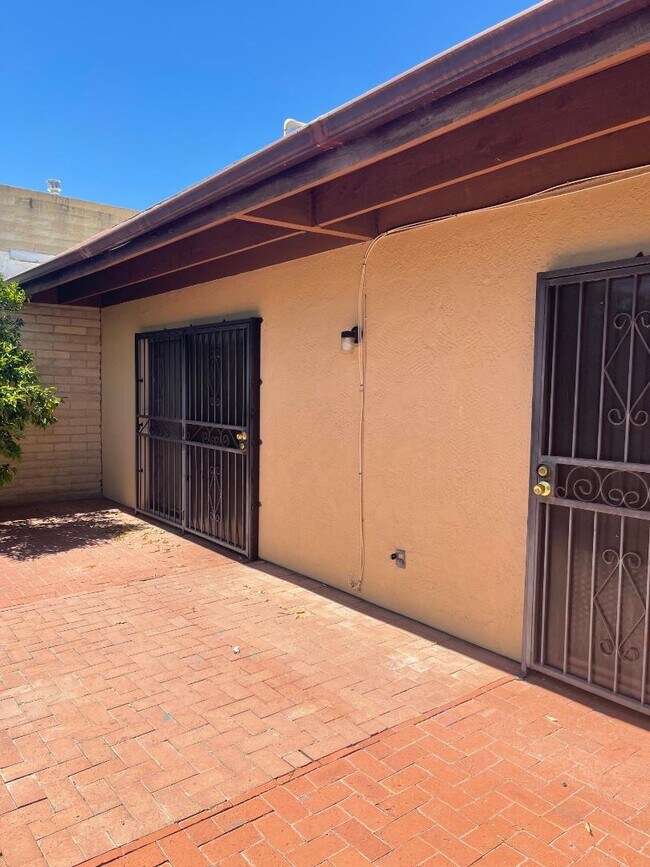 Building Photo - 897 S Pantano Pkwy