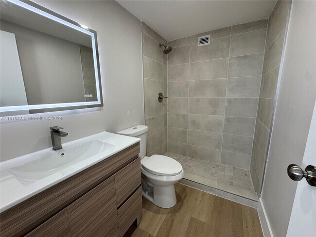 Building Photo - 999 Brickell Bay Dr