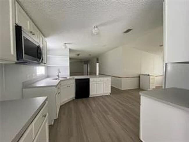 Building Photo - Country Living Charmer!!