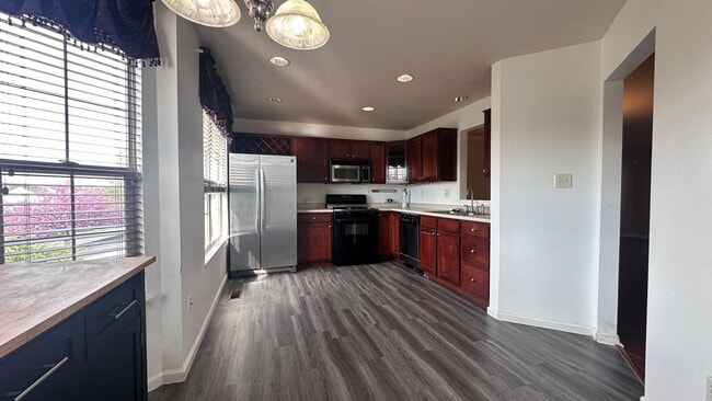 Building Photo - Lovely 3 bed, 2.5 bath townhouse in Seven ...
