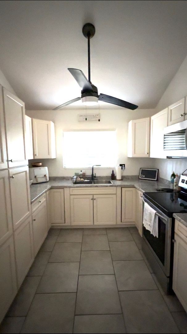 Building Photo - $3,500 / Month | 3 Bed / 2 Bath | Pets allowed