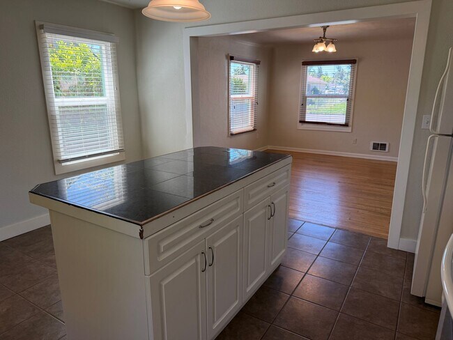Building Photo - Large updated 2 bedroom 1 bathroom house in Springfield!