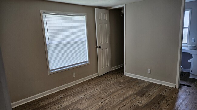 Building Photo - 610 E Branch Dr
