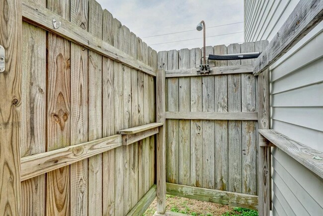 Building Photo - FURNISHED OFF-SEASON MONTHLY RENTAL-STARTI...