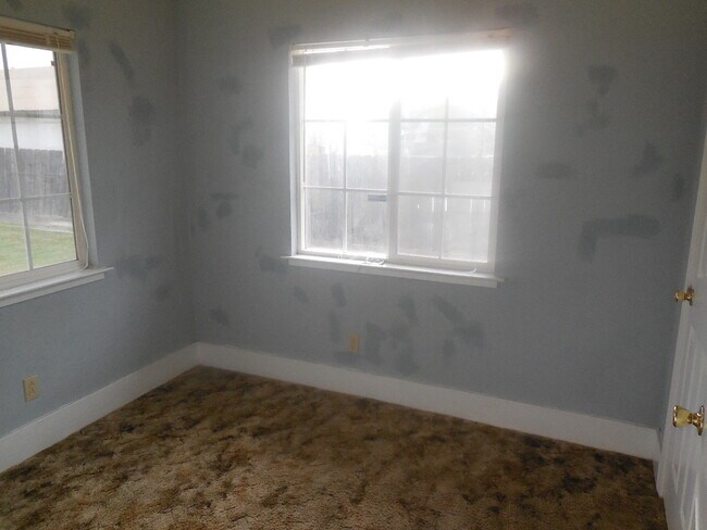 Building Photo - 3 Bedroom / 1 Bath House